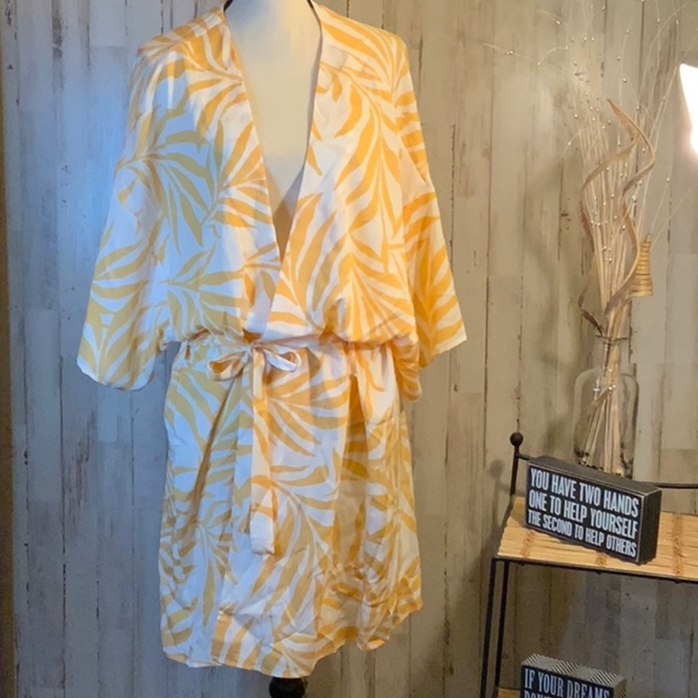 Madison Du Sour polyester short robe. Size M/L.